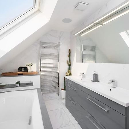 Beautiful 4 Bed Immaculate Condition Refurbished Property Romford Dış mekan fotoğraf