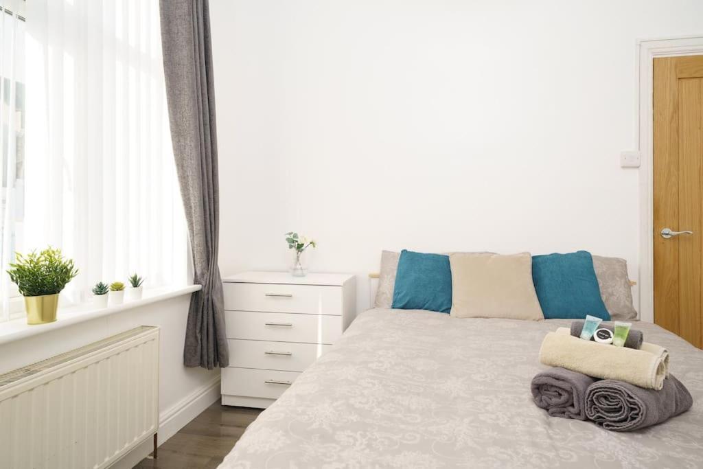 Beautiful 4 Bed Immaculate Condition Refurbished Property Romford Dış mekan fotoğraf