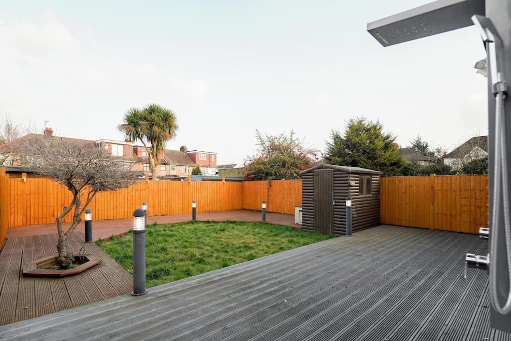 Beautiful 4 Bed Immaculate Condition Refurbished Property Romford Dış mekan fotoğraf