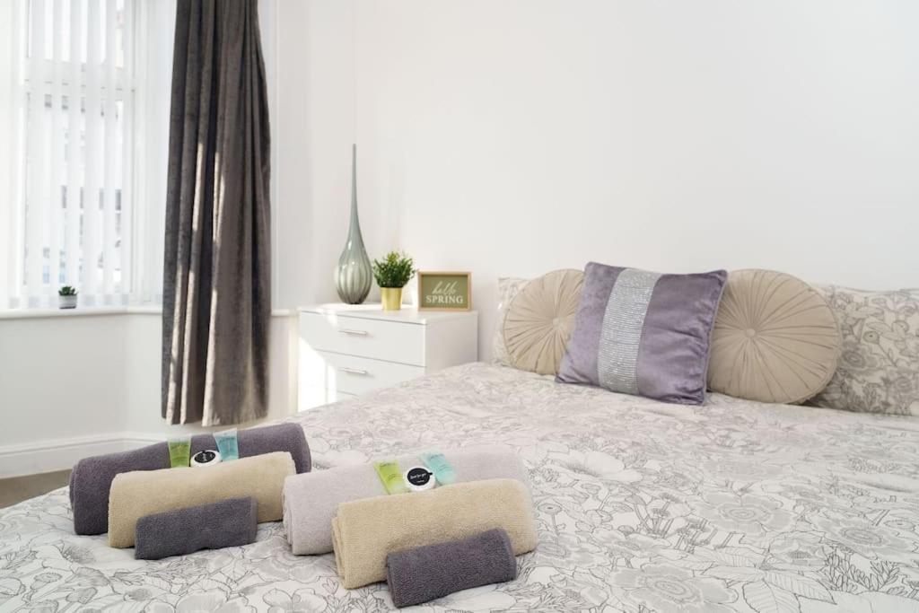 Beautiful 4 Bed Immaculate Condition Refurbished Property Romford Dış mekan fotoğraf