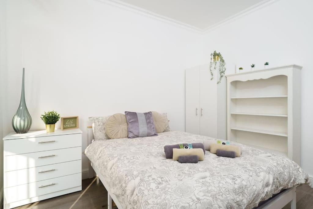 Beautiful 4 Bed Immaculate Condition Refurbished Property Romford Dış mekan fotoğraf