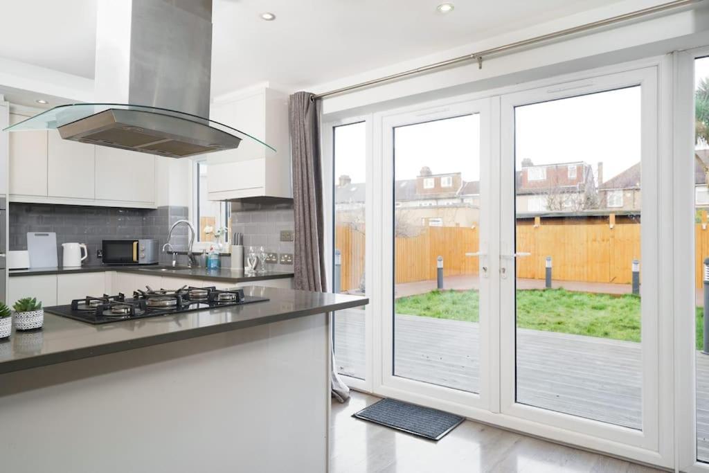 Beautiful 4 Bed Immaculate Condition Refurbished Property Romford Dış mekan fotoğraf