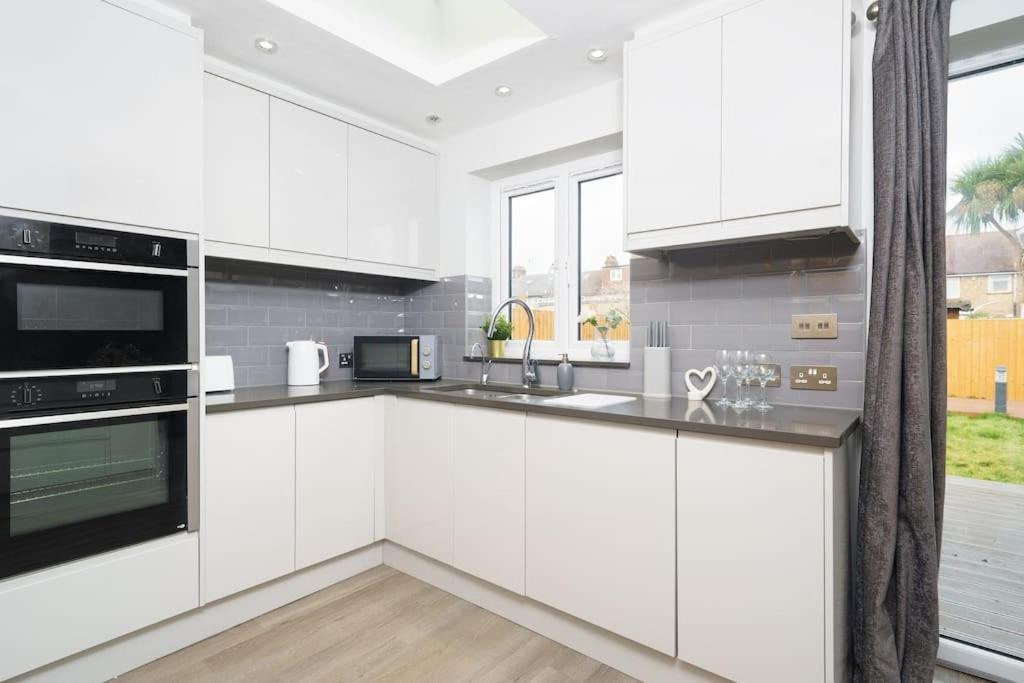 Beautiful 4 Bed Immaculate Condition Refurbished Property Romford Dış mekan fotoğraf