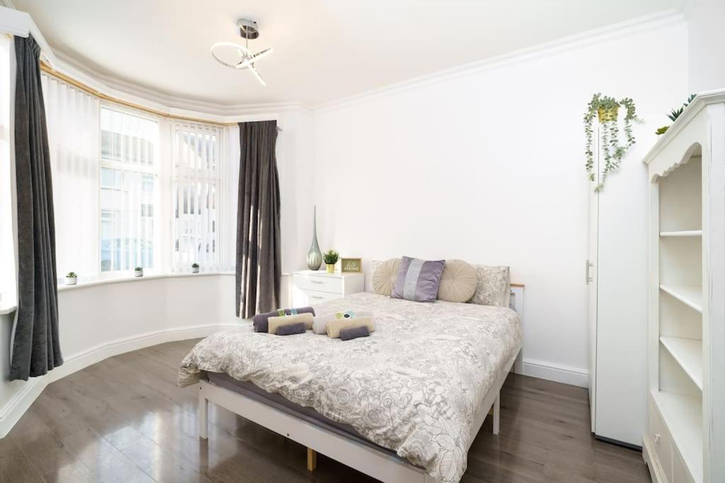 Beautiful 4 Bed Immaculate Condition Refurbished Property Romford Dış mekan fotoğraf