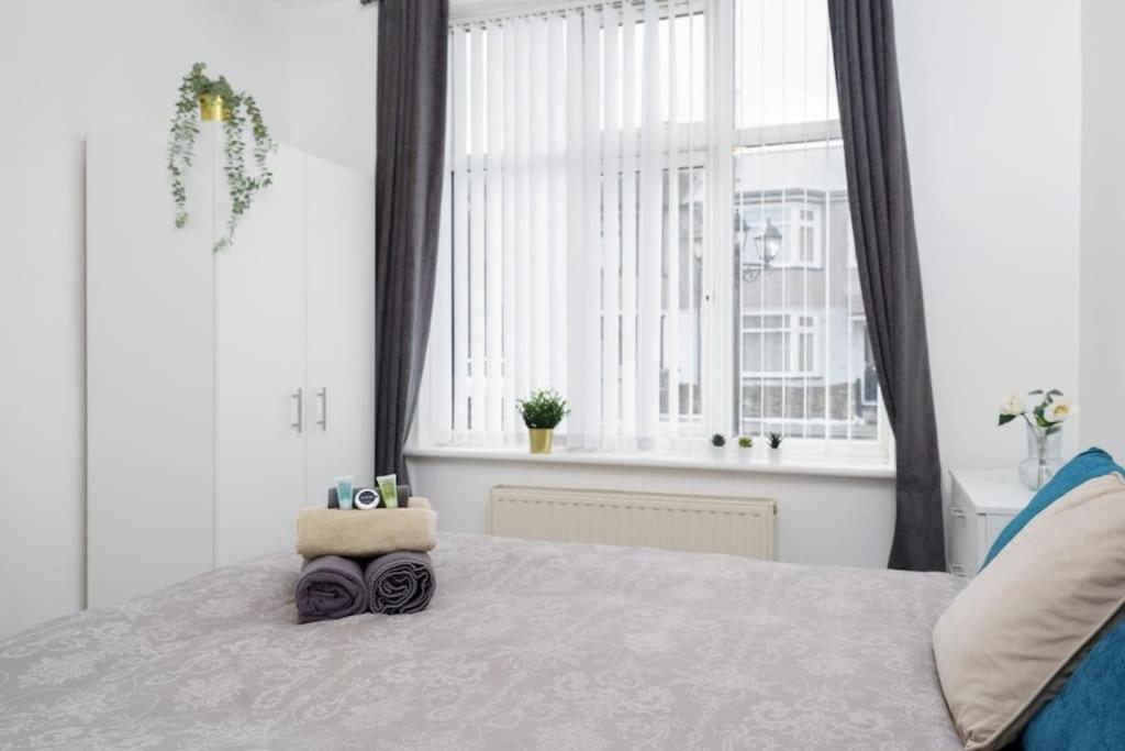 Beautiful 4 Bed Immaculate Condition Refurbished Property Romford Dış mekan fotoğraf