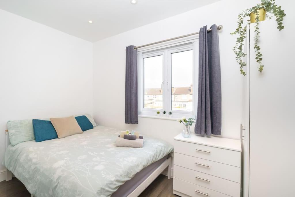 Beautiful 4 Bed Immaculate Condition Refurbished Property Romford Dış mekan fotoğraf