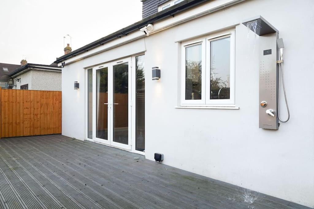 Beautiful 4 Bed Immaculate Condition Refurbished Property Romford Dış mekan fotoğraf
